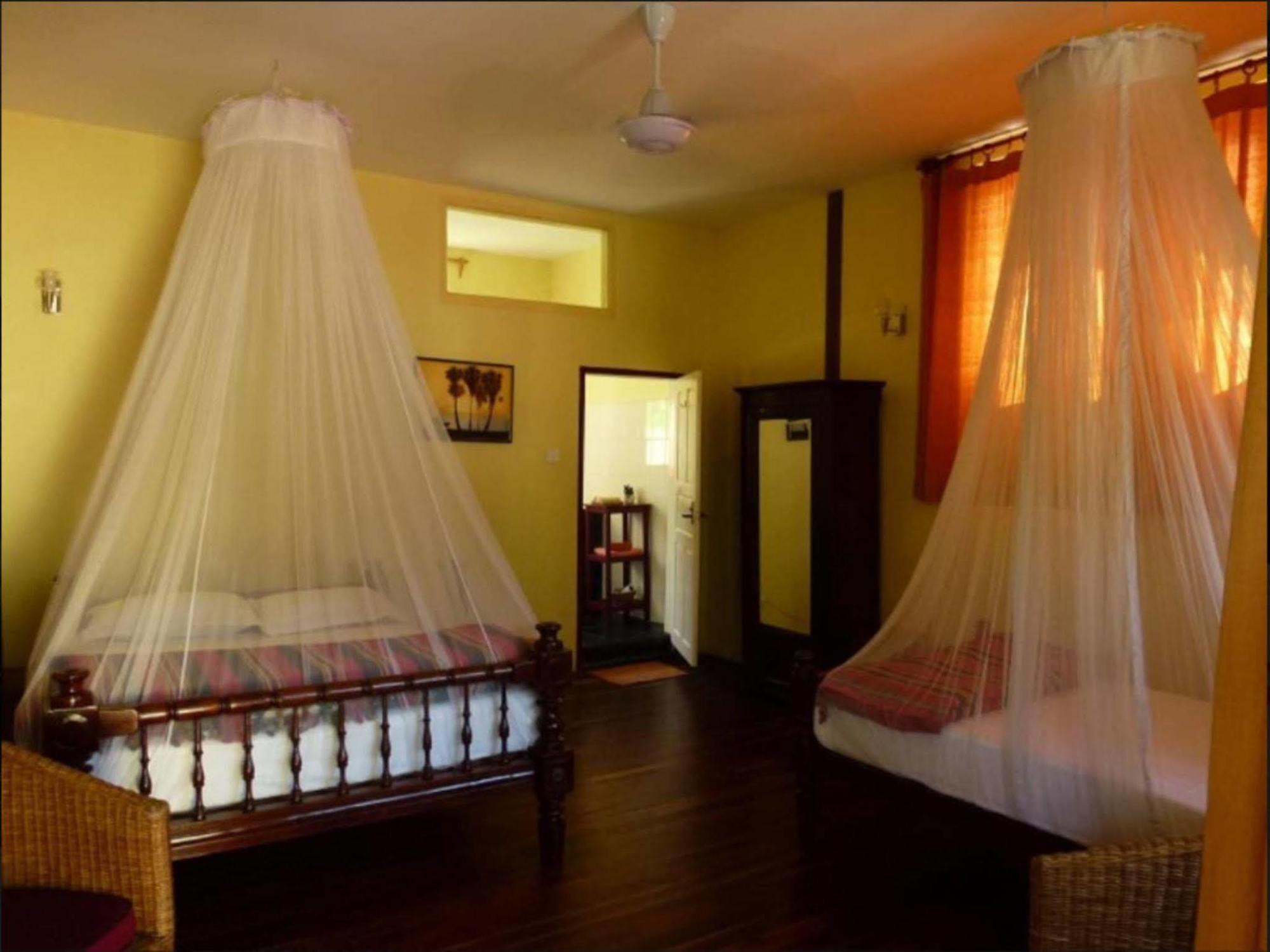 Alamanda Inn, Boutique Hotel And French Restaurant Янгон Екстериор снимка
